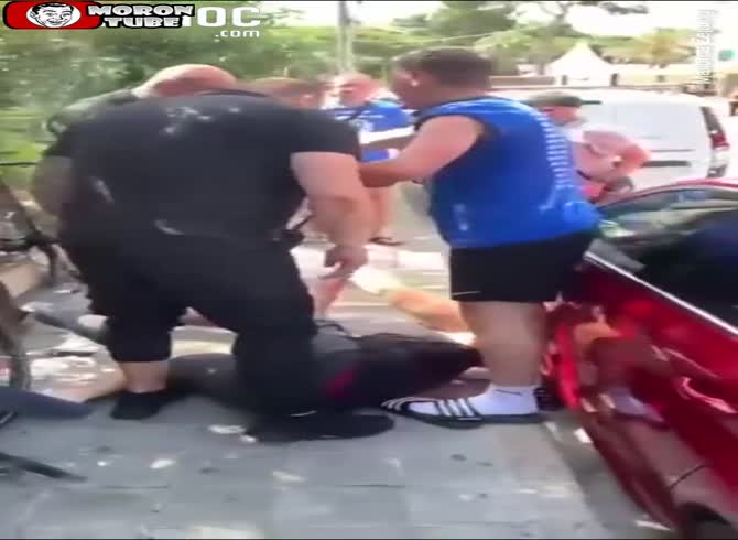 Video :After being assaulted by bouncers in a Majorcan tavern, German visitors leave